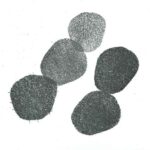 3 A - Grabado electrolítico sobre plancha de zinc. 13 x 16 cm. Prueba de cinco tramas de líneas trazadas con AxiDraw V3 sobre barniz BIG red.